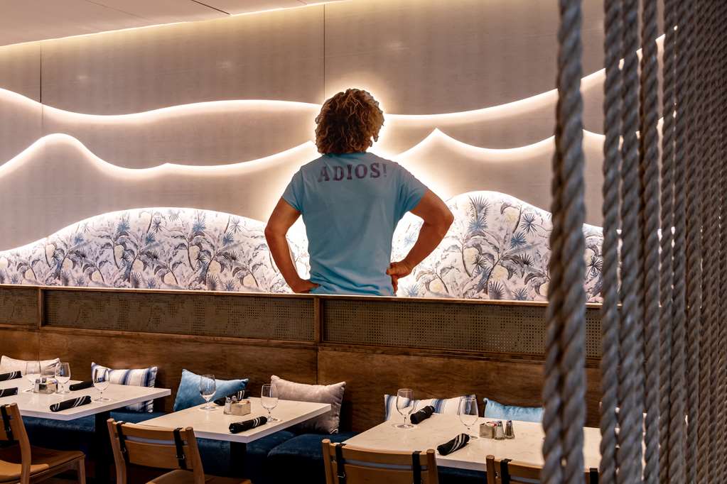 Фото The Waterfront Beach Resort, A Hilton Hotel