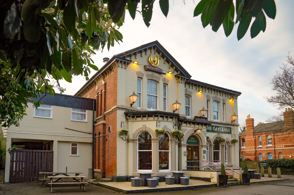 Фото Oaklands Hotel
