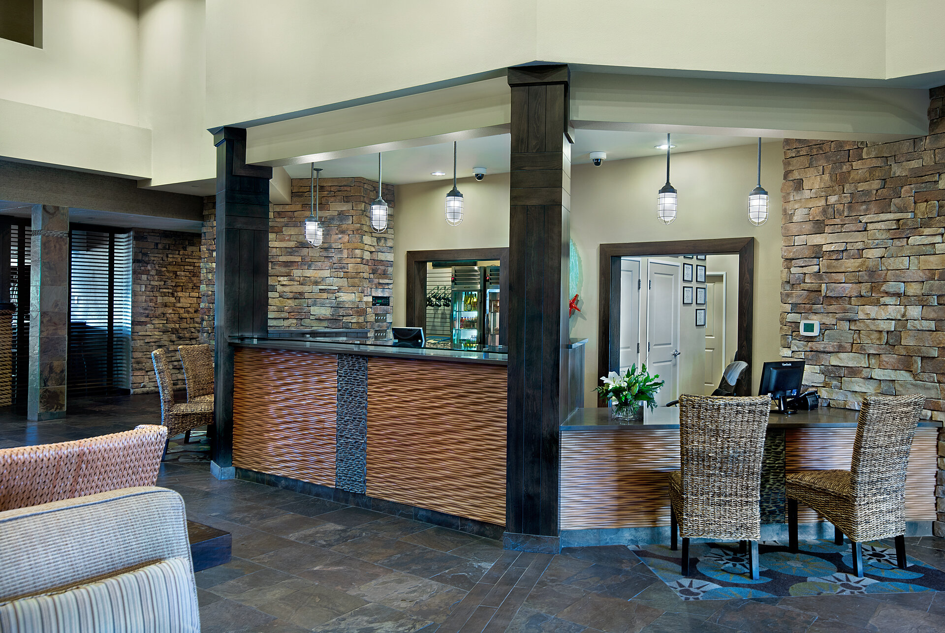 Фото Oxford Suites Silverdale