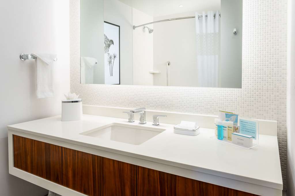 Фото Hampton Inn & Suites Santa Monica