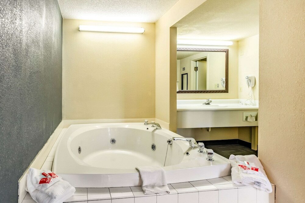 Фото Econo Lodge Inn & Suites Radford-Blacksburg Area