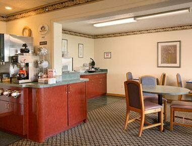 Гостиница Super 8 by Wyndham Canton/Livonia Area в Кантоне