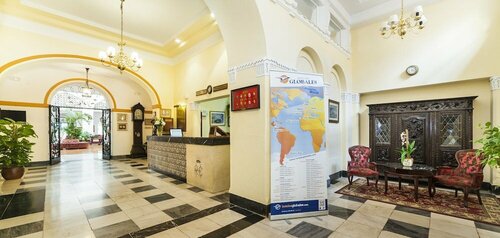 Гостиница Globales Reina Cristina в Альхесироса