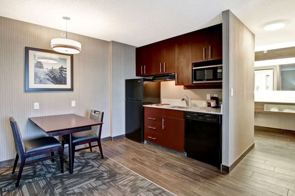 Фото Hampton Inn & Suites by Hilton Calgary Airport