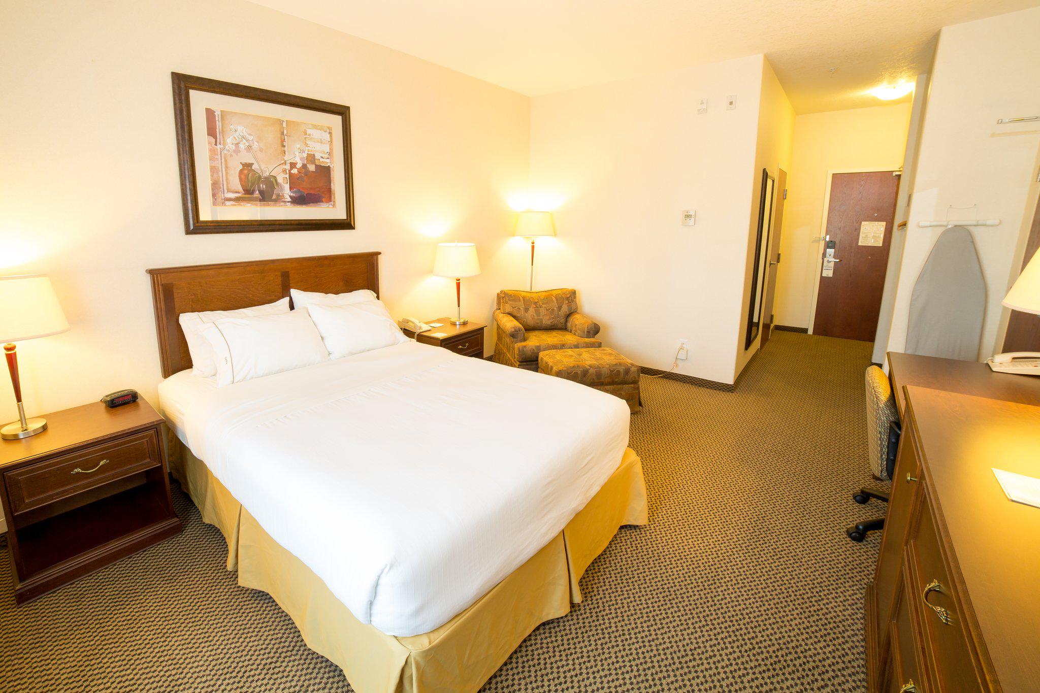 Фото Holiday Inn Express & Suites Drayton Valley