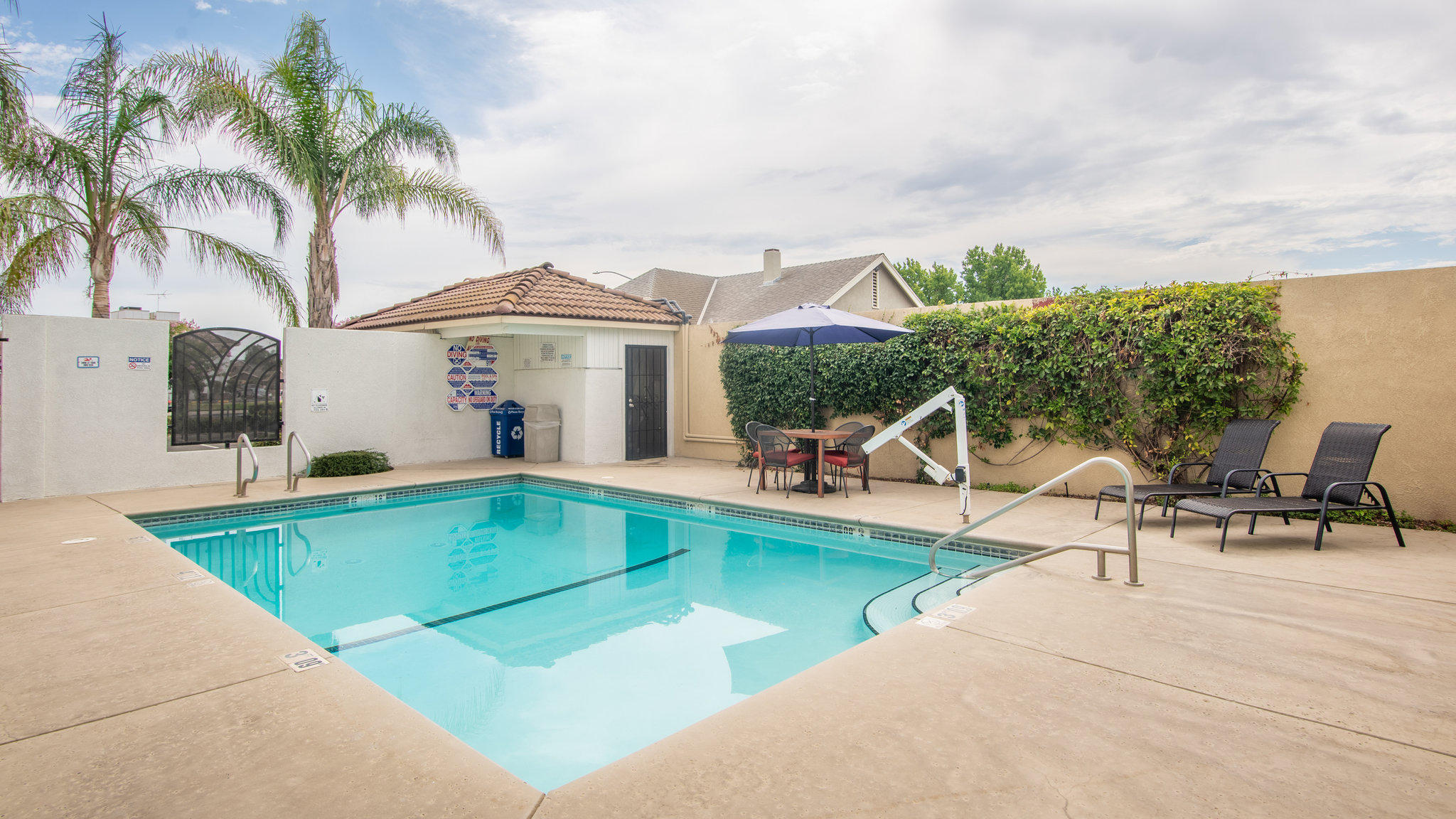 Фото Holiday Inn Express Oakdale, an Ihg Hotel