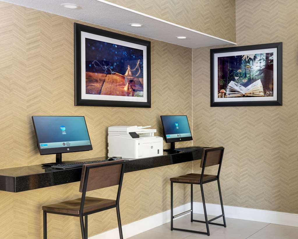 Фото Best Western Plus Raffles Inn & Suites