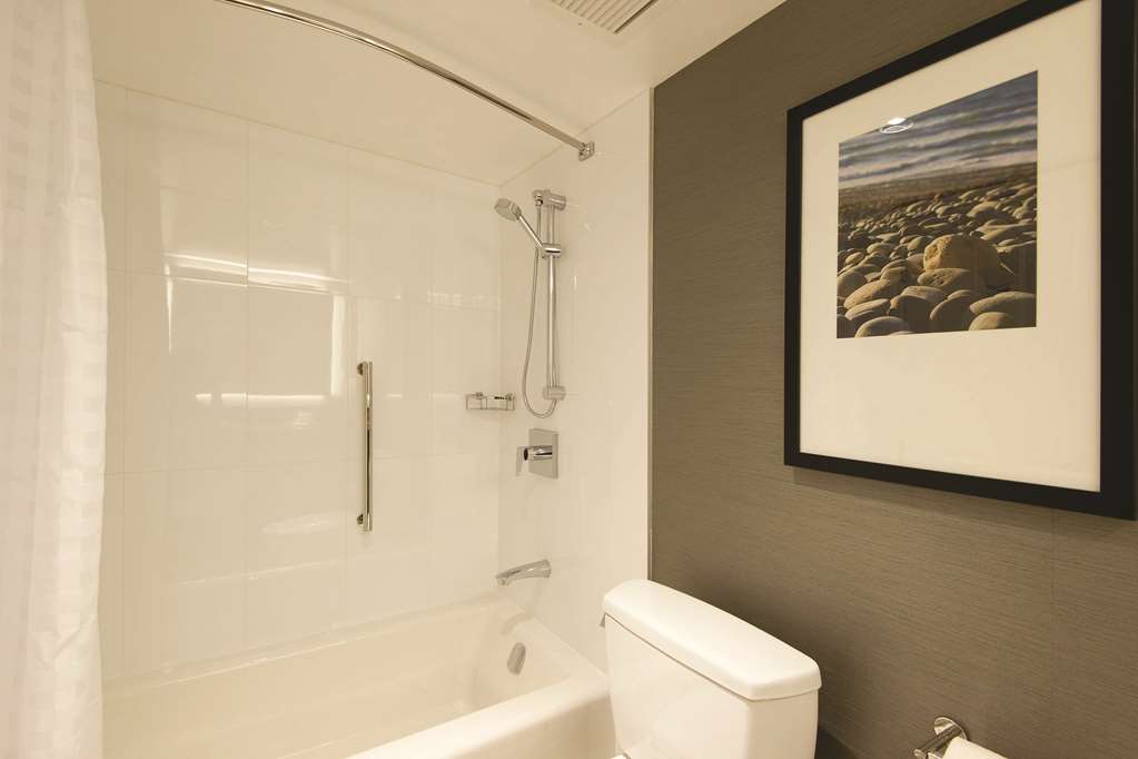 Фото DoubleTree by Hilton Hotel & Suites Victoria