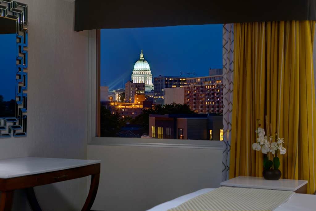 Фото DoubleTree by Hilton Madison Downtown