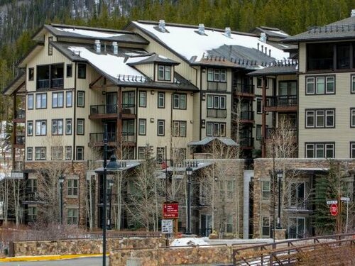 Гостиница Corner Unit with Ski Locker and Outdoor Hot Tub - Spacious Retreat в Уинтер-Парк
