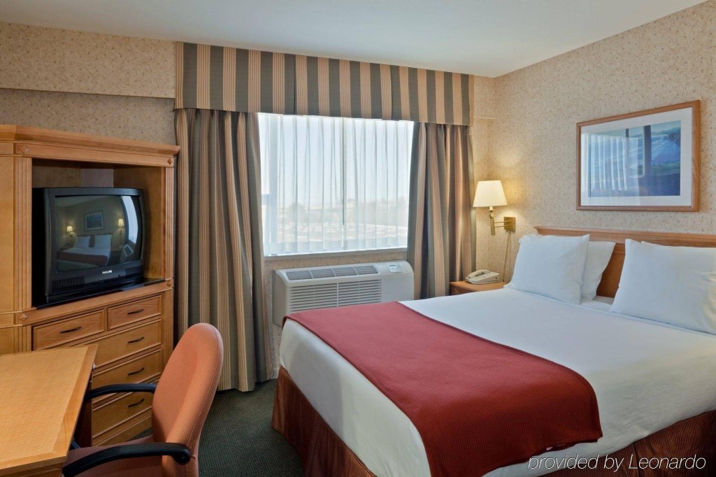Фото Holiday Inn Express Vancouver Airport Richmond