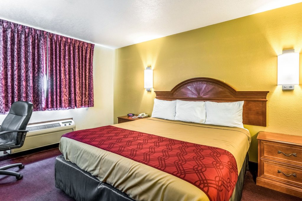 Фото Econo Lodge Inn & Suites