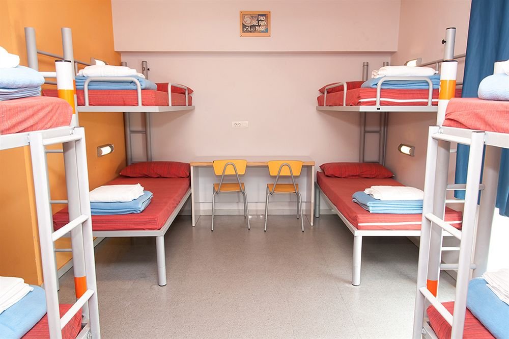 Фото Youth Hostel Pere Tarres