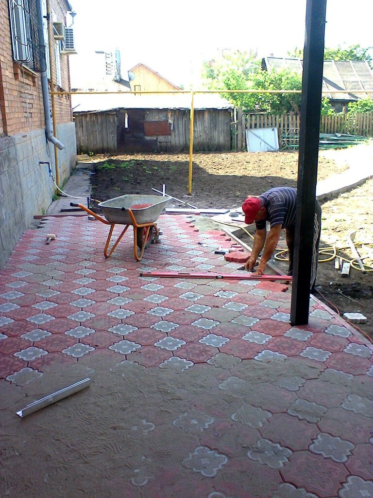 Установка хозблока на тротуарную плитку - фото