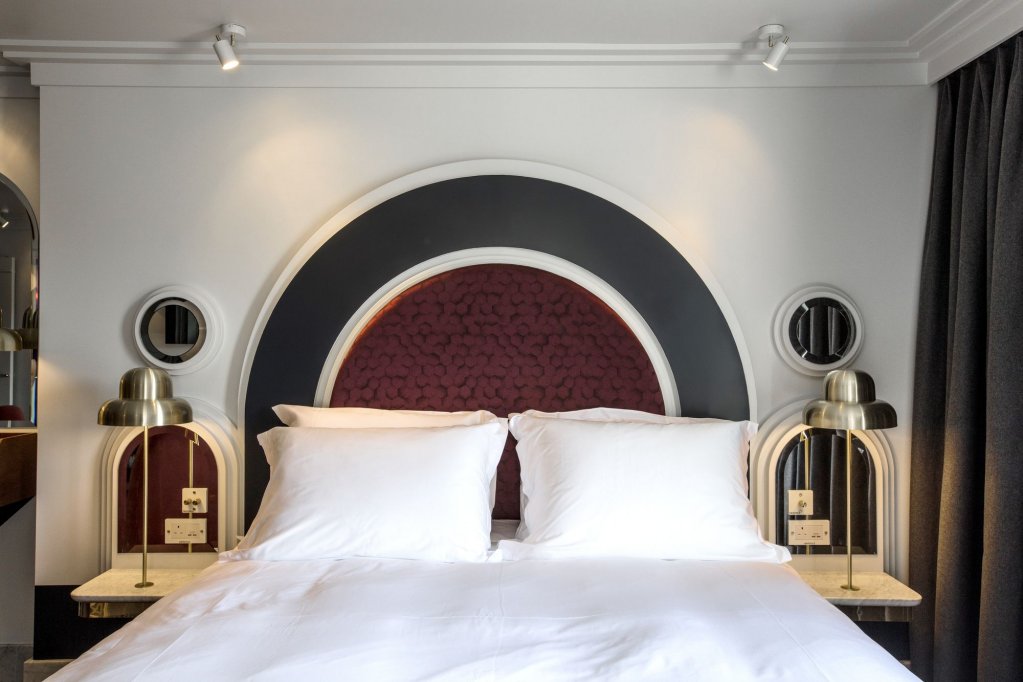 Фото The Henrietta Hotel