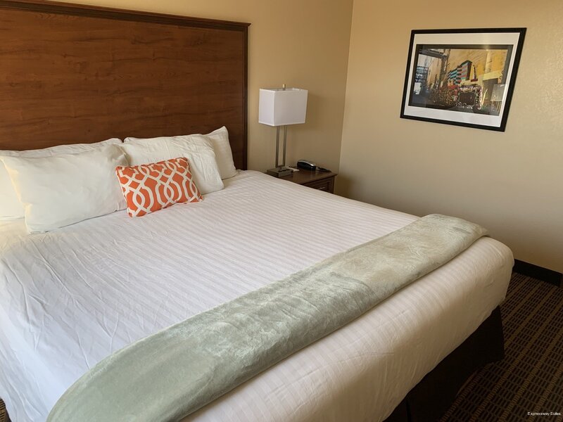 Фото Expressway Suites Fargo