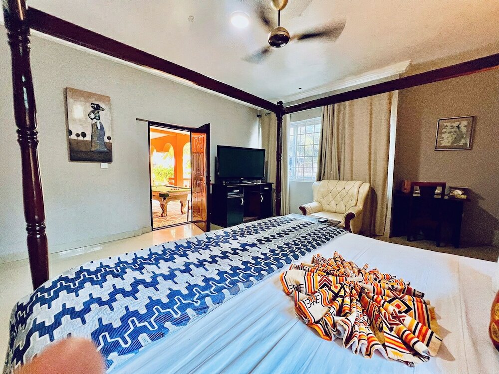 Фото Coconut Pointe Villa & Beach Resort