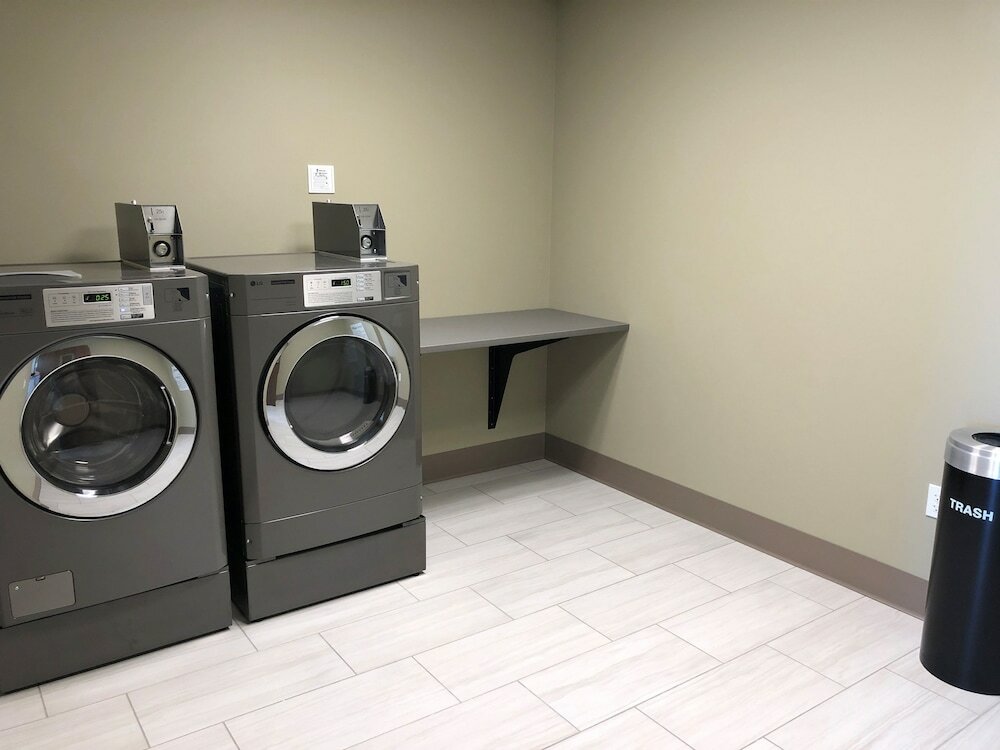 Фото Holiday Inn Express & Suites Springfield North, an Ihg Hotel