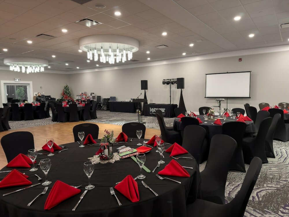 Фото Nisku Inn And Conference Centre