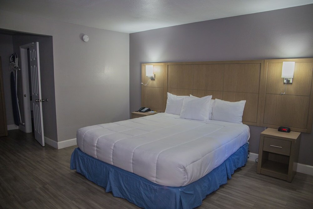 Фото Days Inn by Wyndham Redwood City