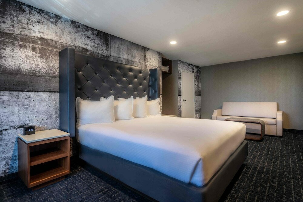 Фото Anaheim Camelot Inn & Suites