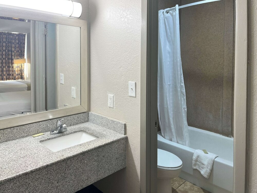 Фото Days Inn by Wyndham Raleigh Downtown South