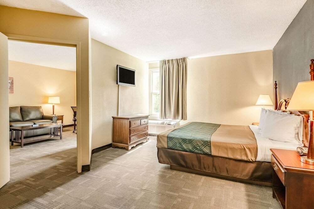 Фото Econo Lodge Inn & Suites Radford-Blacksburg Area