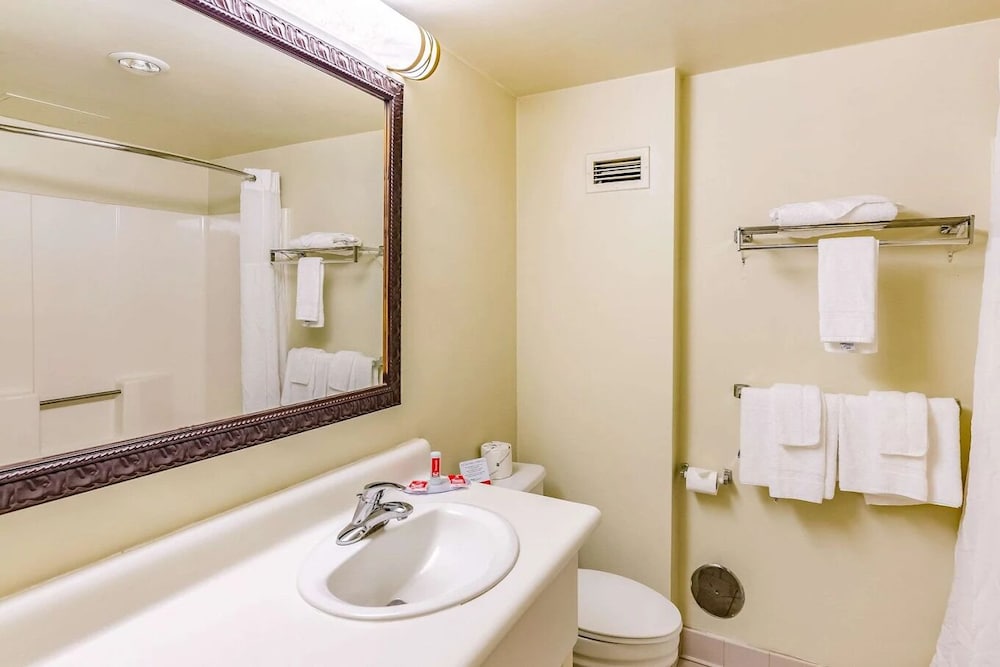 Фото Econo Lodge Inn & Suites Radford-Blacksburg Area