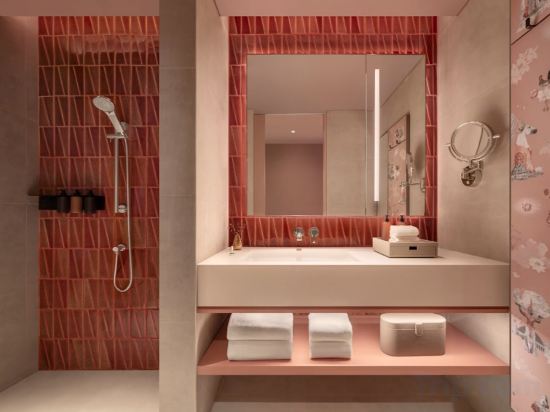 Фото Kromo Bangkok Curio Collection by Hilton