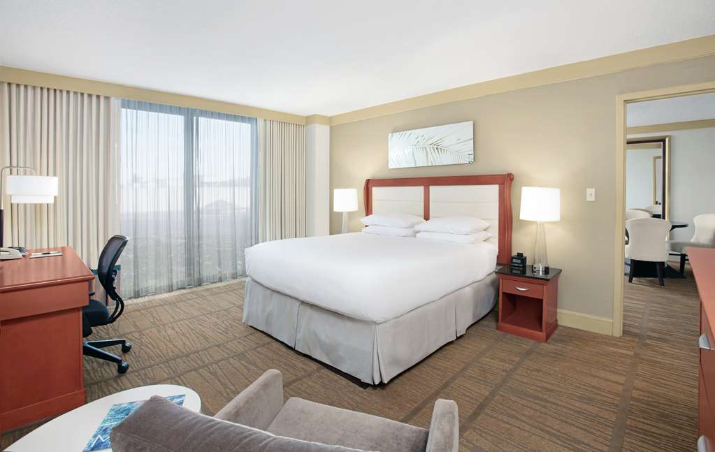 Фото Doubletree by Hilton Hotel Miami Airport & Convention Center