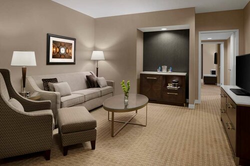 Гостиница Hilton Indianapolis Hotel & Suites в Индианаполисе