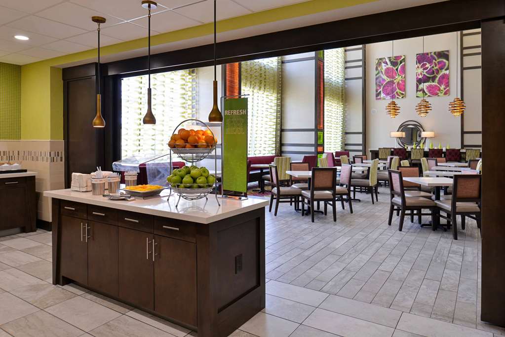 Фото Hampton Inn & Suites Dallas Market Center