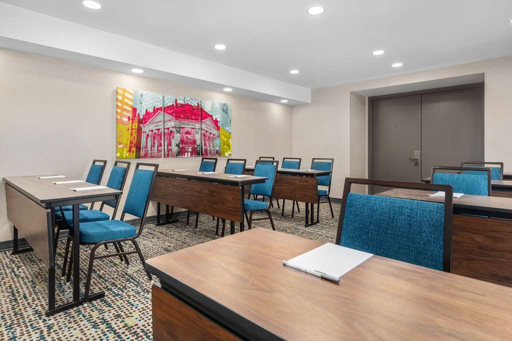 Фото Hampton Inn & Suites by Hilton Toronto Downtown