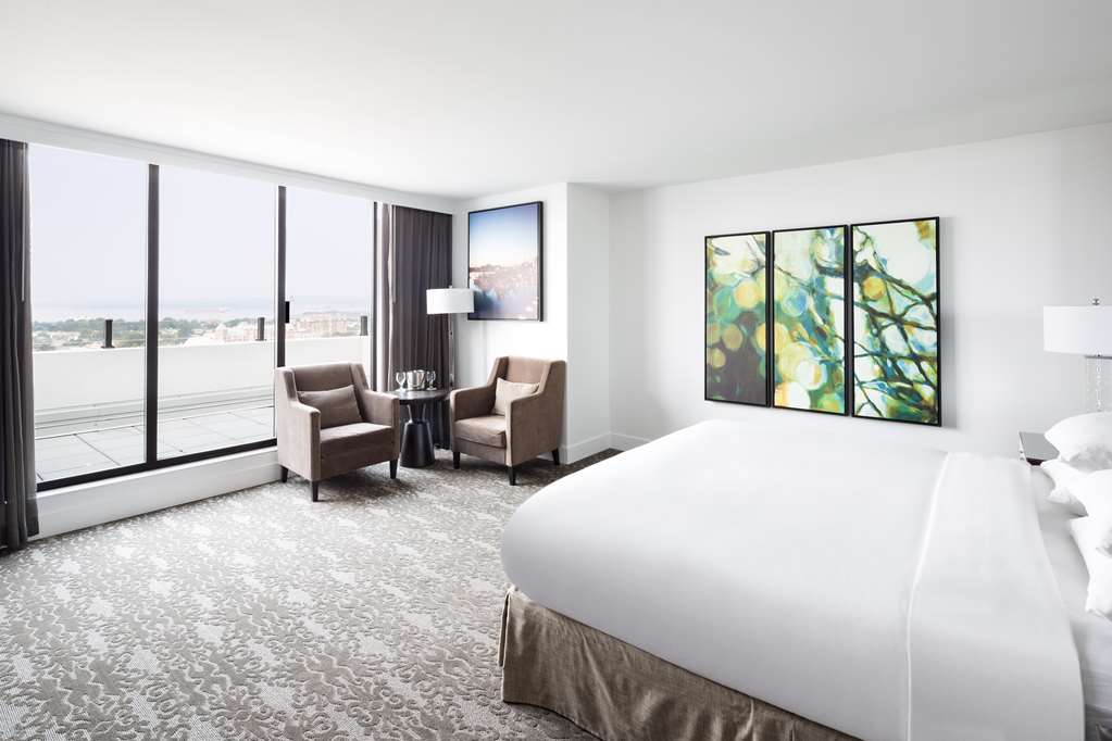 Фото DoubleTree by Hilton Hotel & Suites Victoria