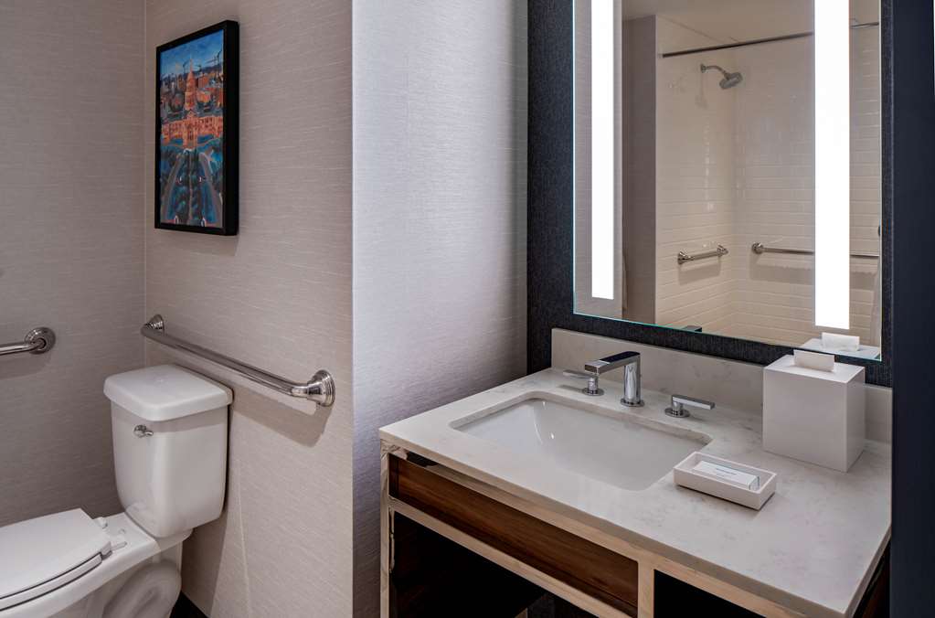 Фото Hilton Garden Inn Austin University Capitol District