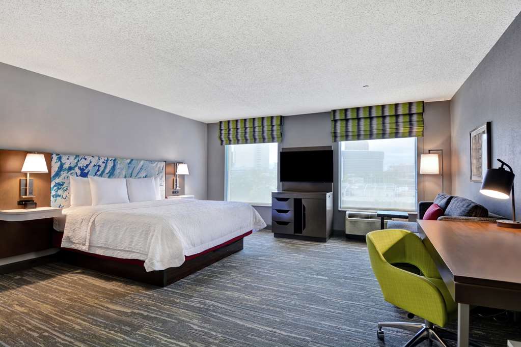 Фото Hampton Inn & Suites Newark-Harrison-Riverwalk