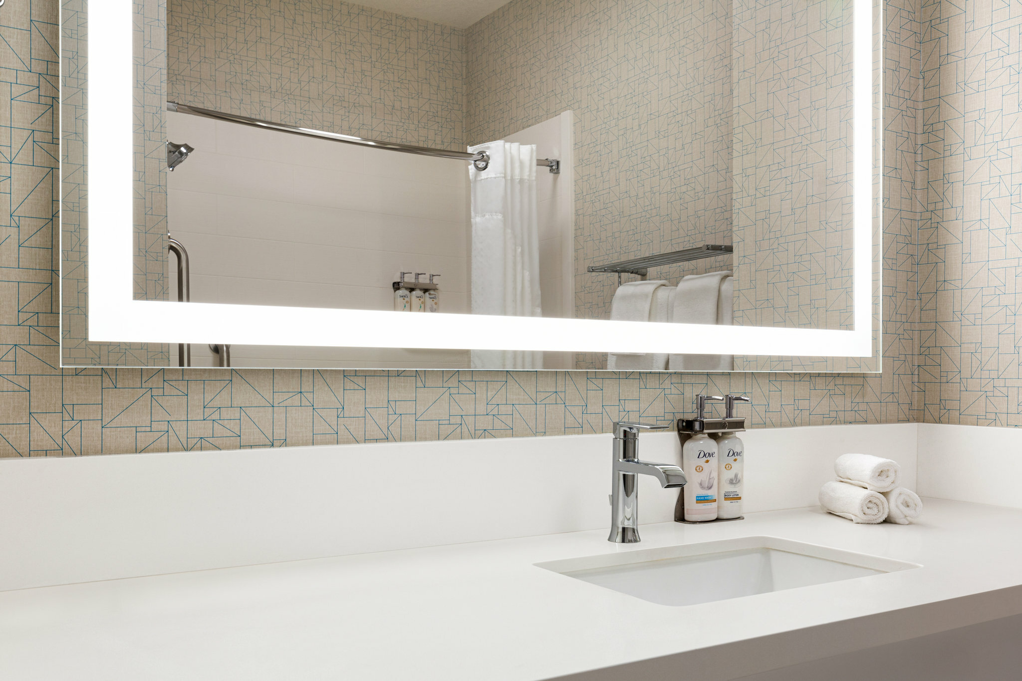 Фото Holiday Inn Express and Suites Bakersfield Central, an Ihg Hotel