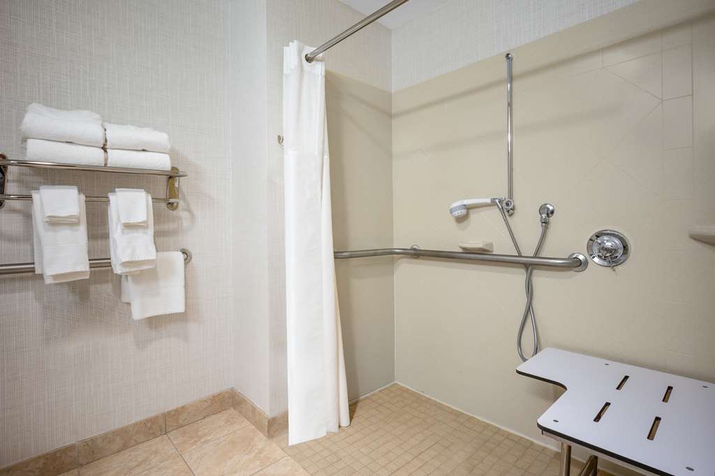 Фото Hampton Inn Raynham Taunton