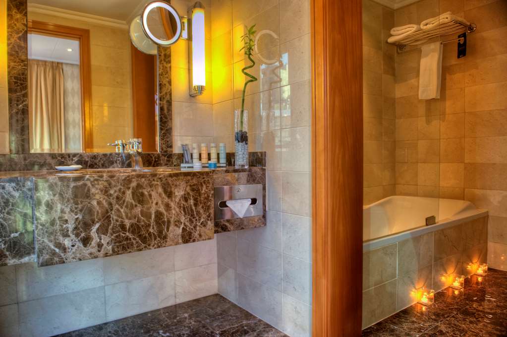 Фото Radisson Blu Martinez Hotel, Beirut