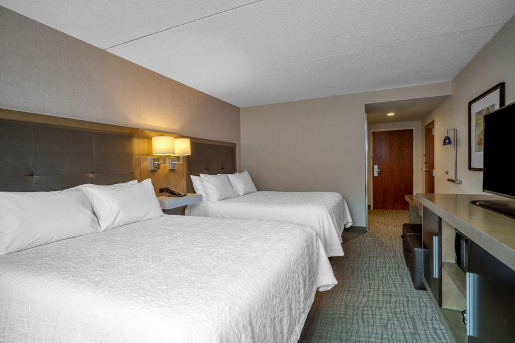 Фото Hampton Inn Raynham Taunton