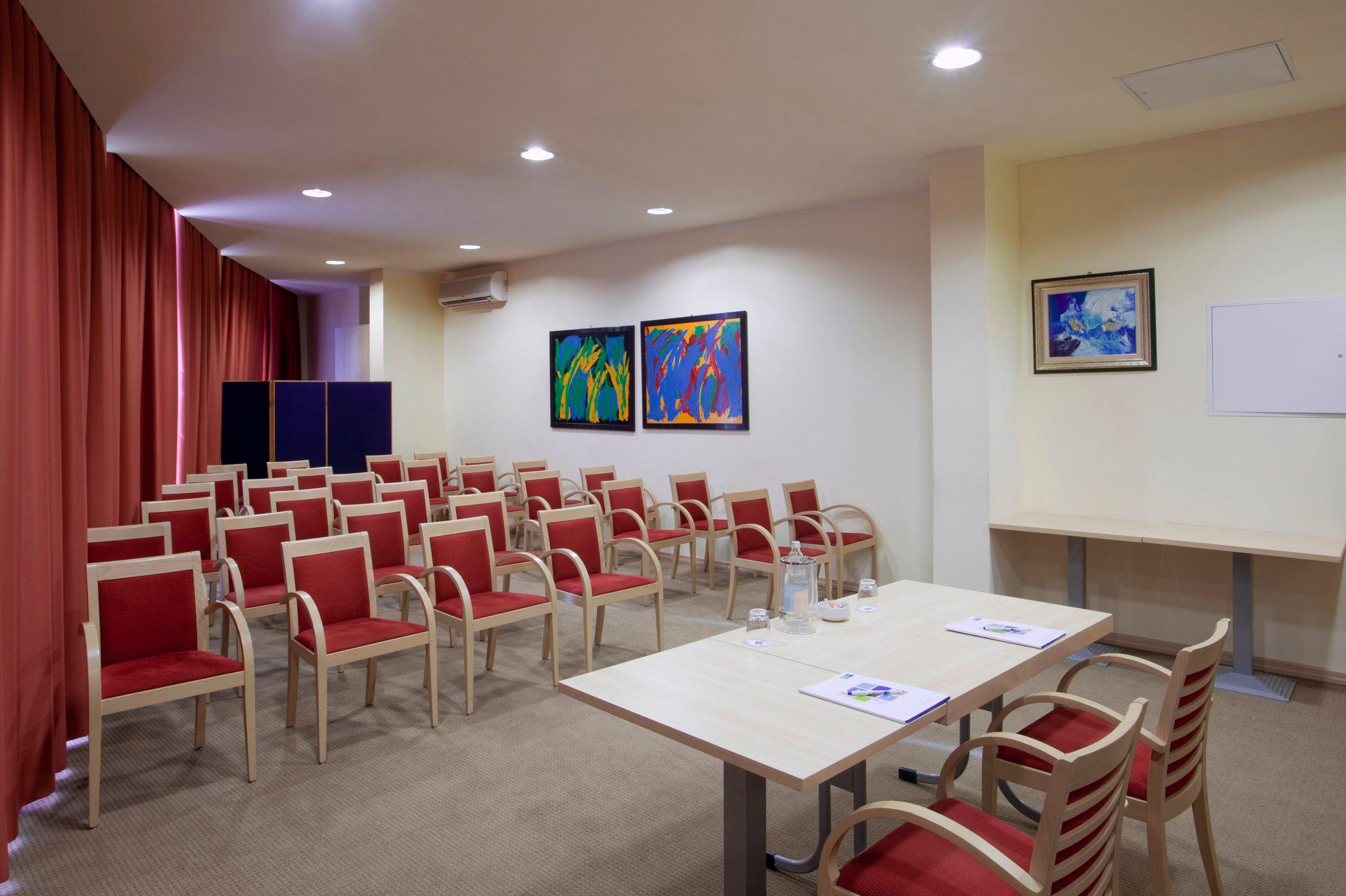 Фото Holiday Inn Express Parma