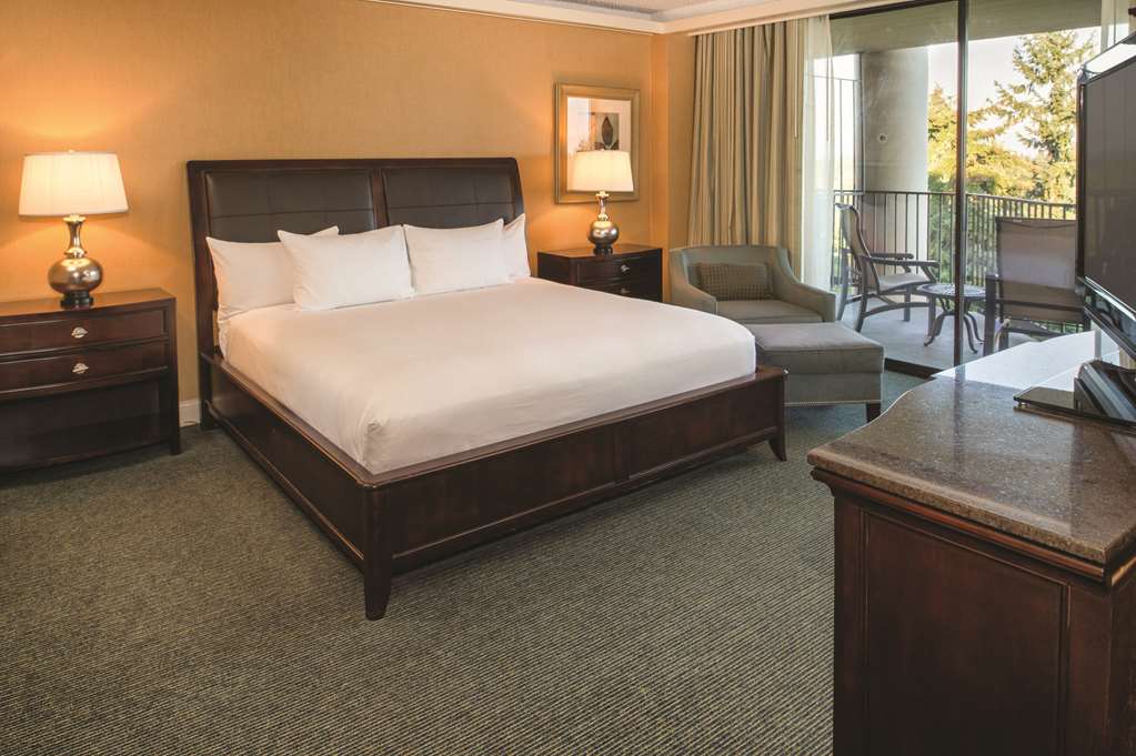 Фото Doubletree by Hilton Seattle Airport