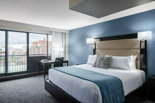 Гостиница Ottawa Embassy Hotel & Suites в Оттаве