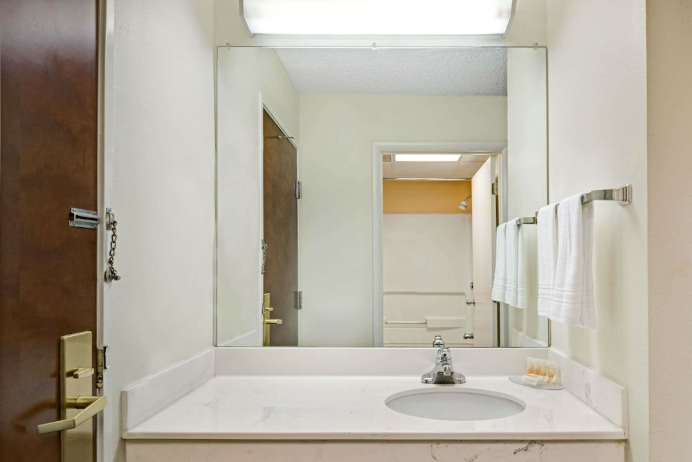 Фото Days Inn by Wyndham Burlington East