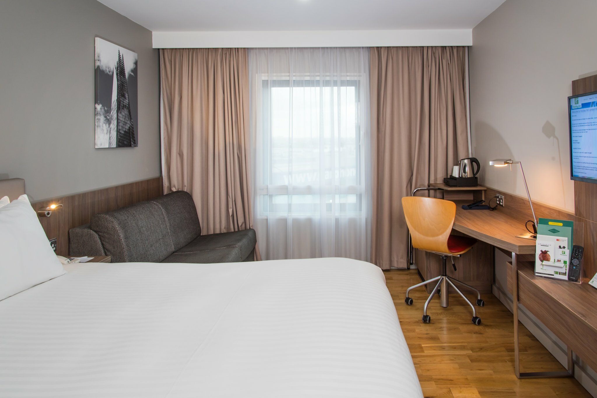 Фото Holiday Inn London - West, an Ihg Hotel