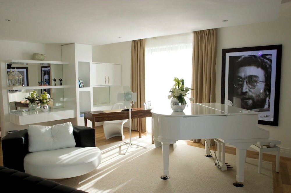 Фото Hard Days Night Hotel