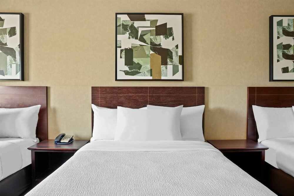 Фото Ramada by Wyndham Drumheller Hotel & Suites