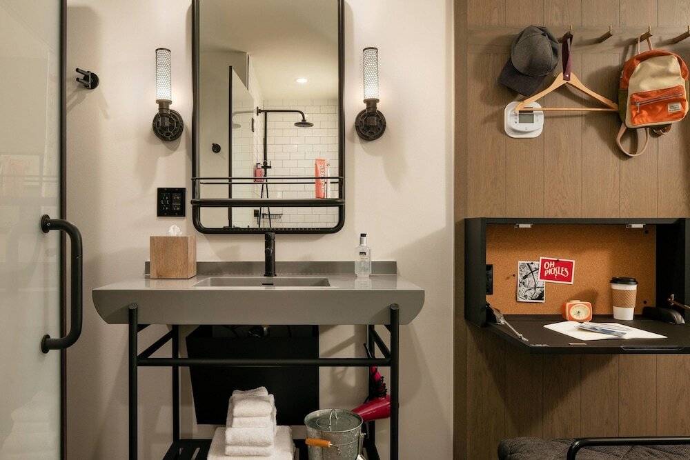 Фото Moxy Austin - University