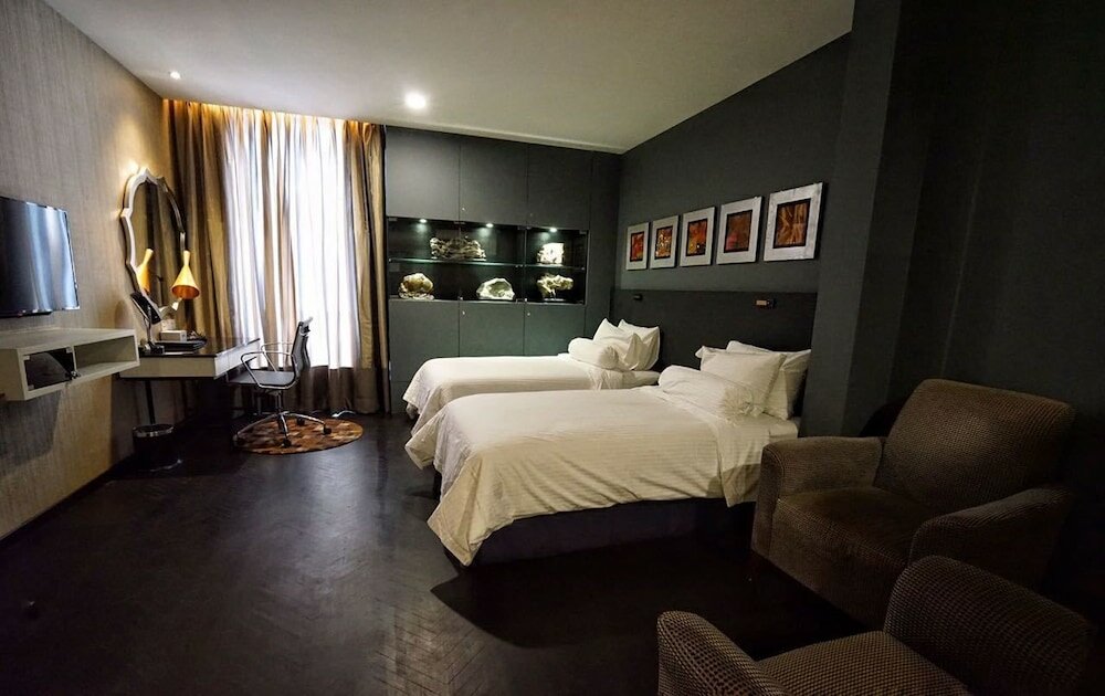 Фото Bedrock Hotel