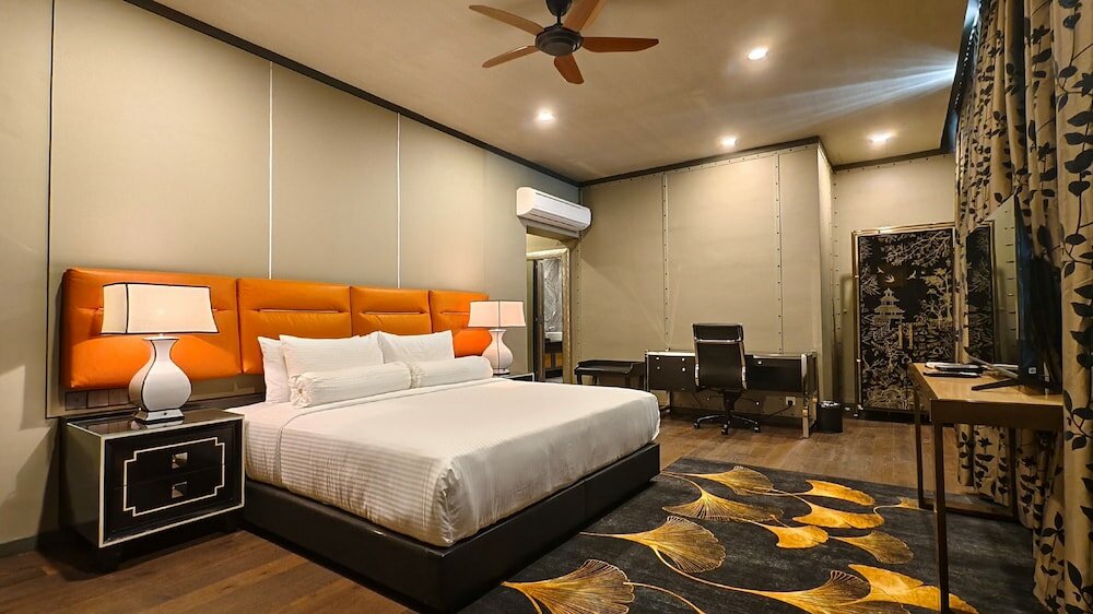 Фото Bedrock Hotel
